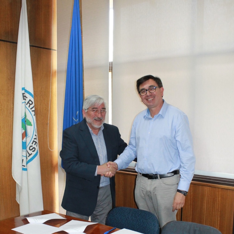 El decano de la FCFCN, Prof. Horacio Bown junto a Dr. Manuel Pinto Contreras durante firma en la ceremonia.