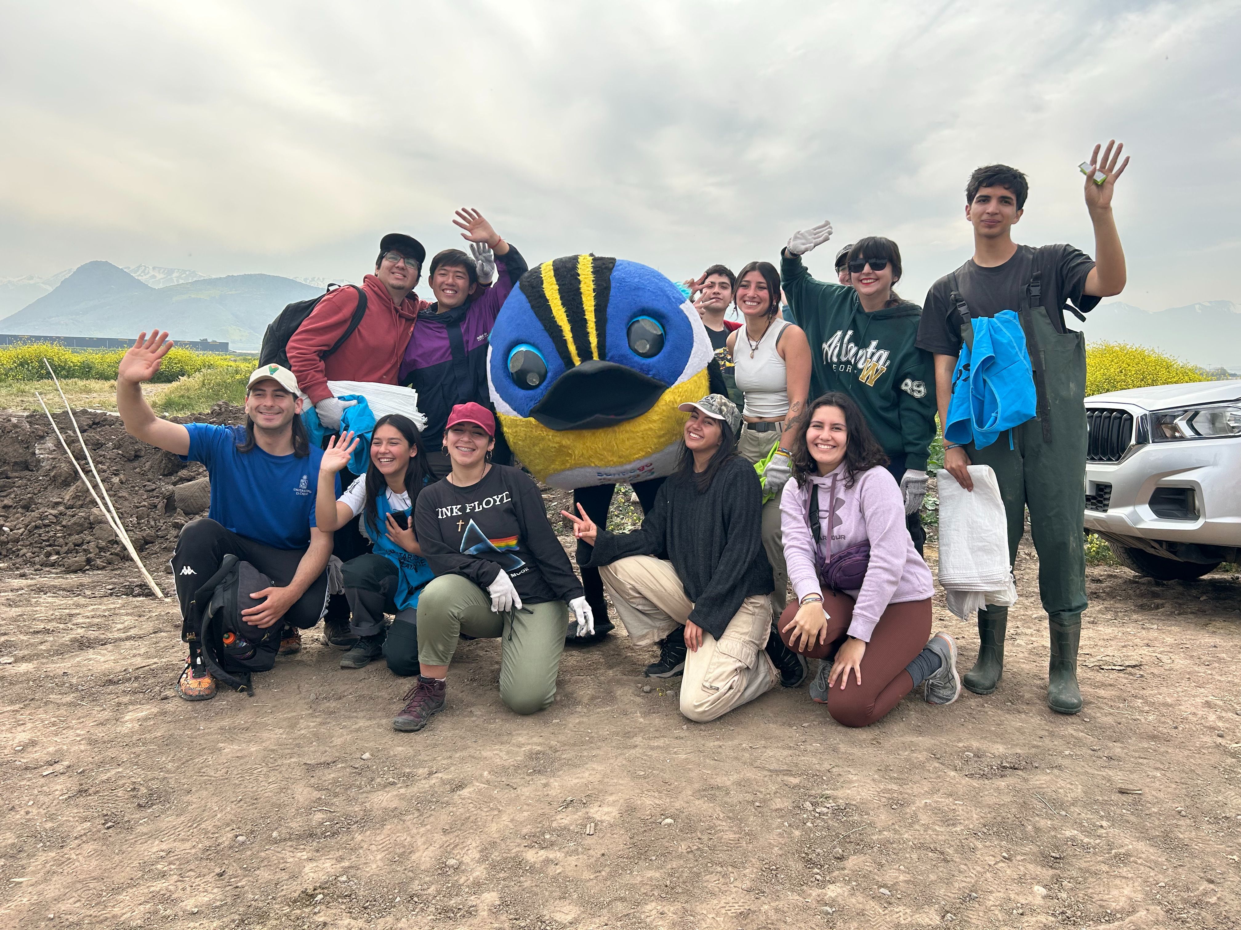 Equipo de Reintegrando humedales en limpieza del Humedal Quilicura