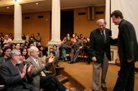Alfredo Jaar saludó especialmente a los académicos que contribuyeron a su formación. En la foto junto al Prof. Hernán Montecinos.