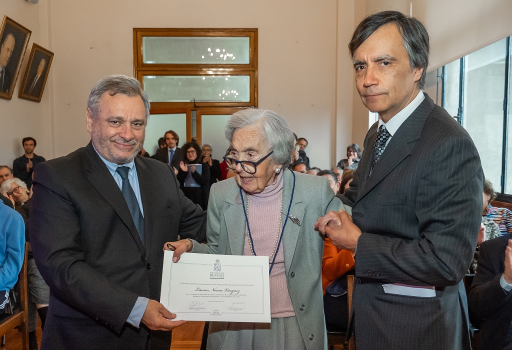 En septiembre de 2023, Laura Novoa fue distinguida con el premio Facultad de Derecho de la Universidad de Chile. En la imagen, junto al Decano, Pablo Ruiz-Tagle, y su hijo y profesor de nuestro plantel, Álvaro Anríquez.